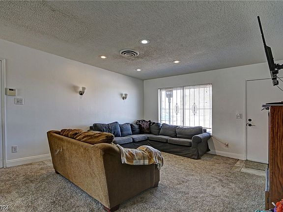 5th image of 224 Dogwood St