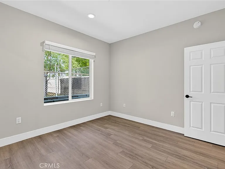8414 Burnet Ave — Photo 15