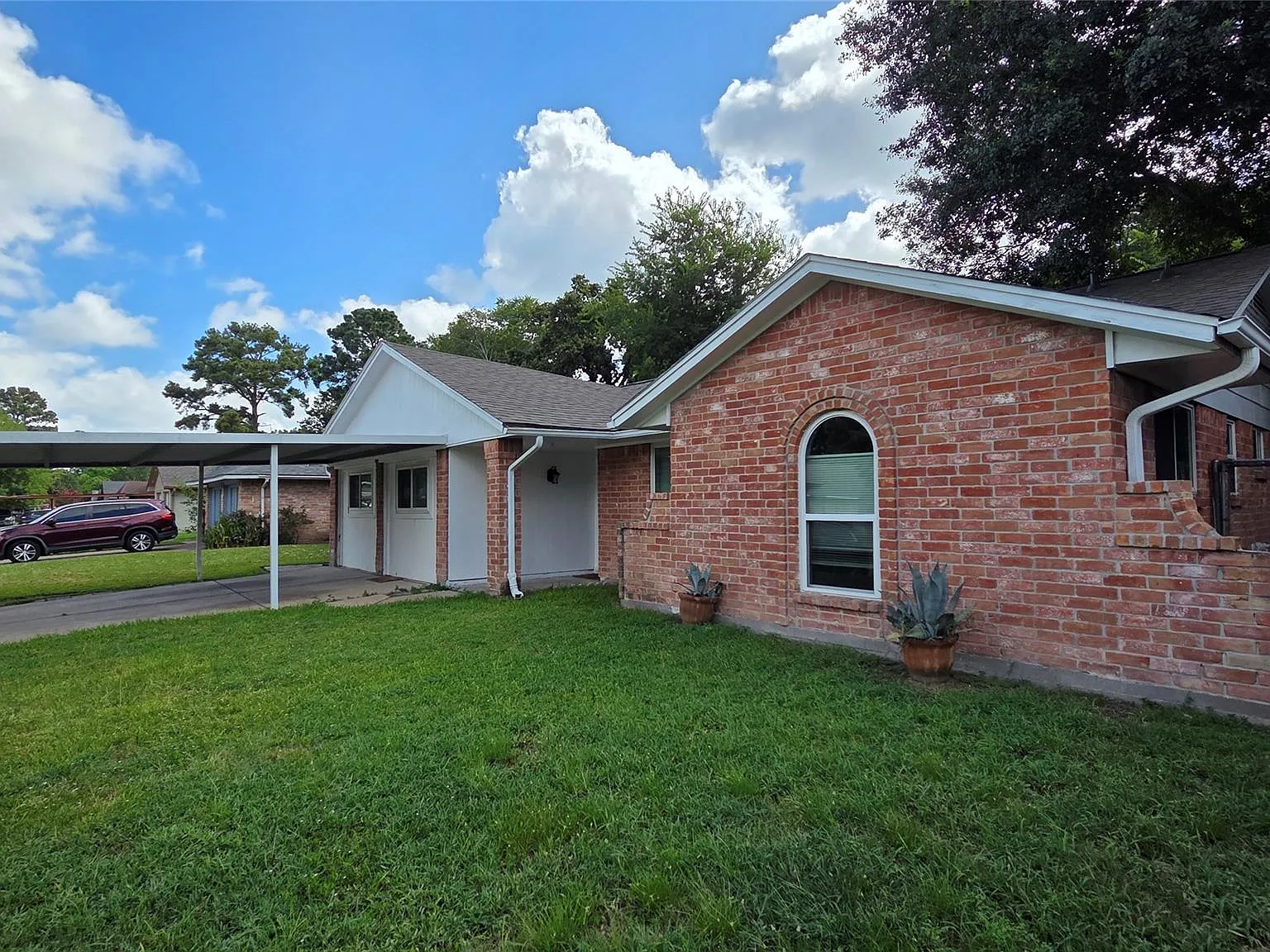 4 bed, 2.5 bath, 2298 sqft, $2,000 — Photo 3