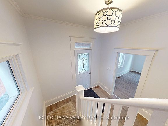 4th image of 216 Mary St
