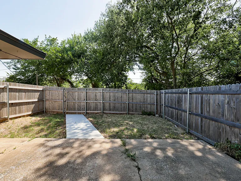 2212 Donna Dr — Photo 29