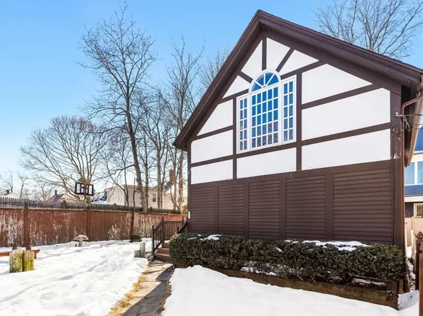 27 Stone Pl, Lynn, MA 01902