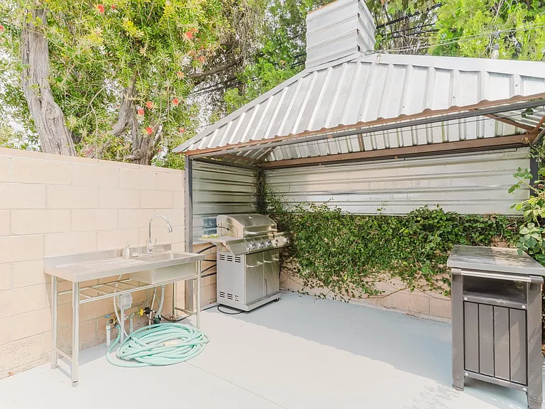 22515 Haynes St — Photo 37