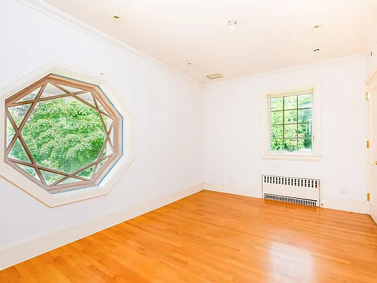 Sold by Re/Max In The City | media 15