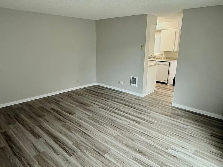 ZhH608 - R Street Apts — Photo 4
