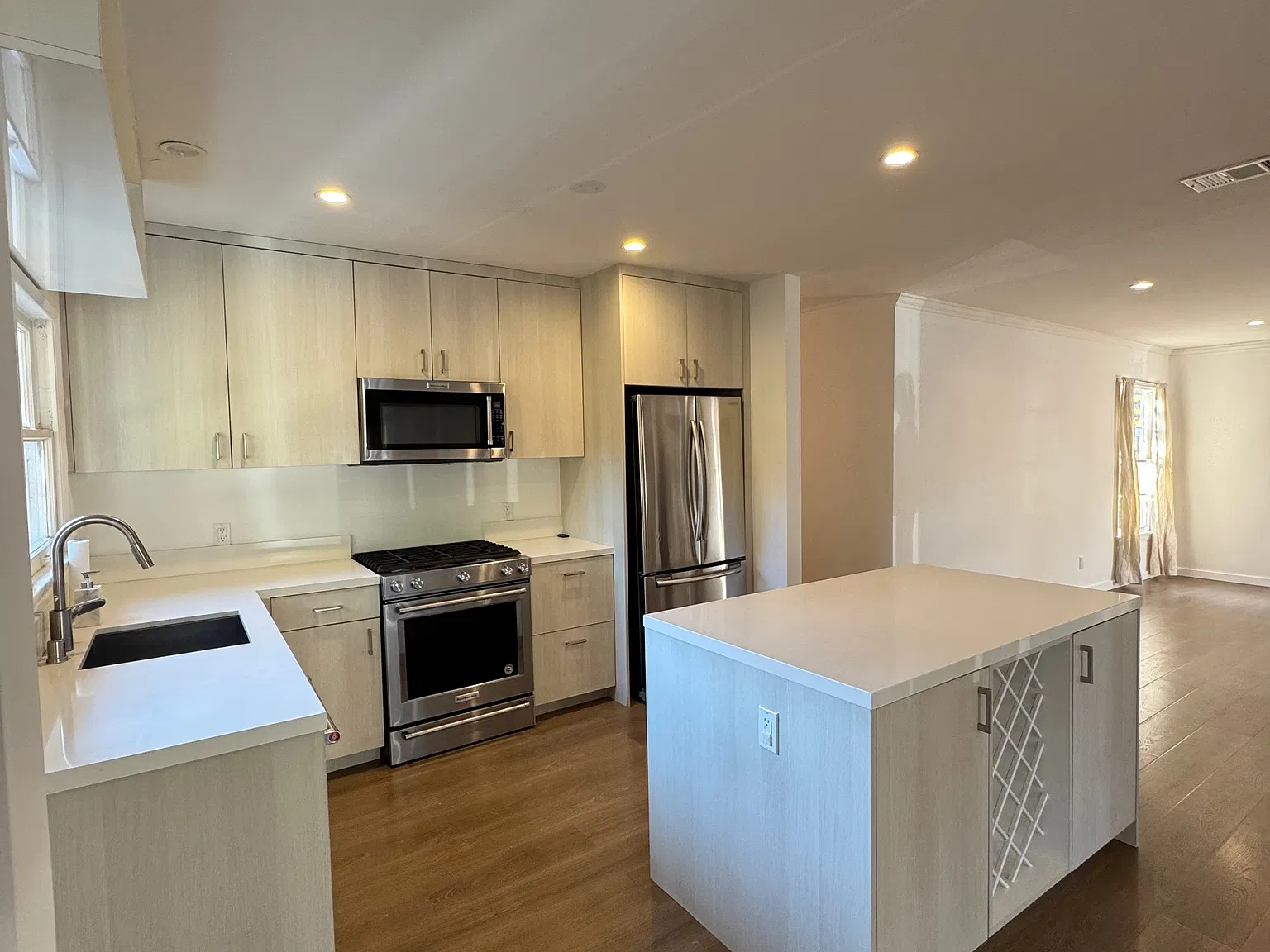 3 bed, 1650 sqft, $7,491 — Photo 2