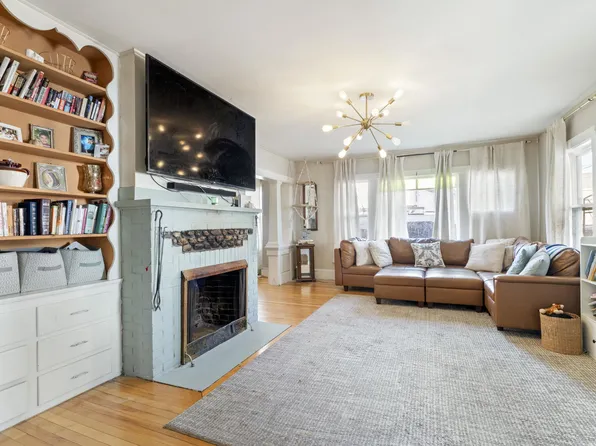 11 Barrows Street, Paris, ME 04281