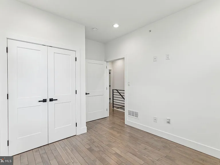 2835 Edgemont St — Photo 35