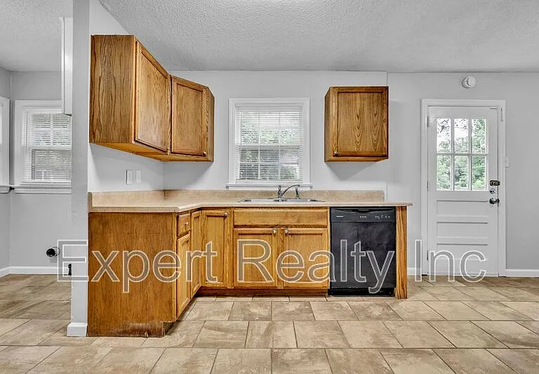 920 Parkway Dr — Photo 8