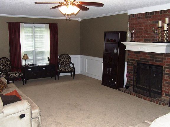 15' x 25' Great Room with new carpet!