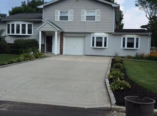 27 Sparrow Dr, Coram, NY 11727