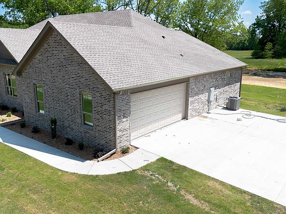 2nd image of 882 Patty Rd
