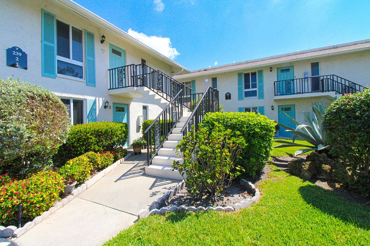 Building Photo - 239 Palm Dr #2