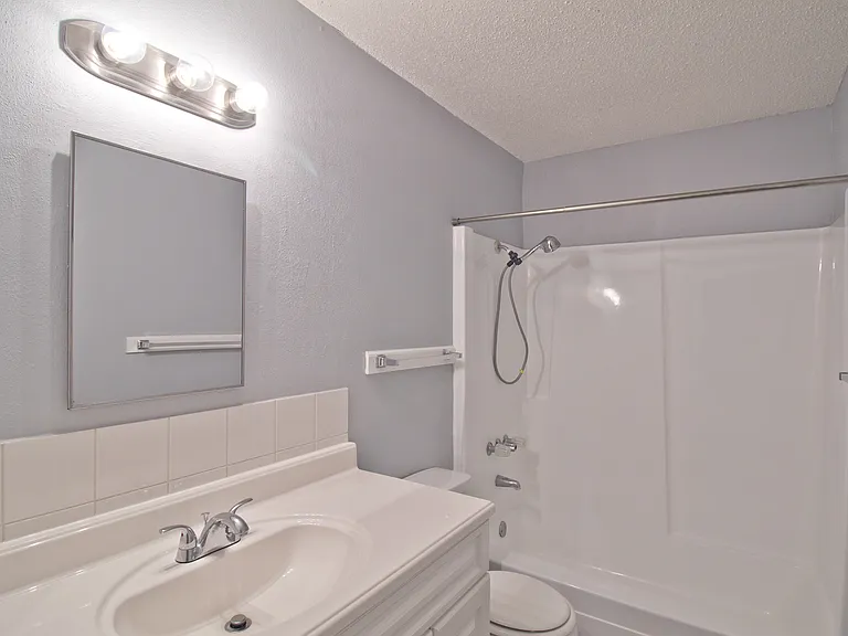 1124 University Dr — Photo 10