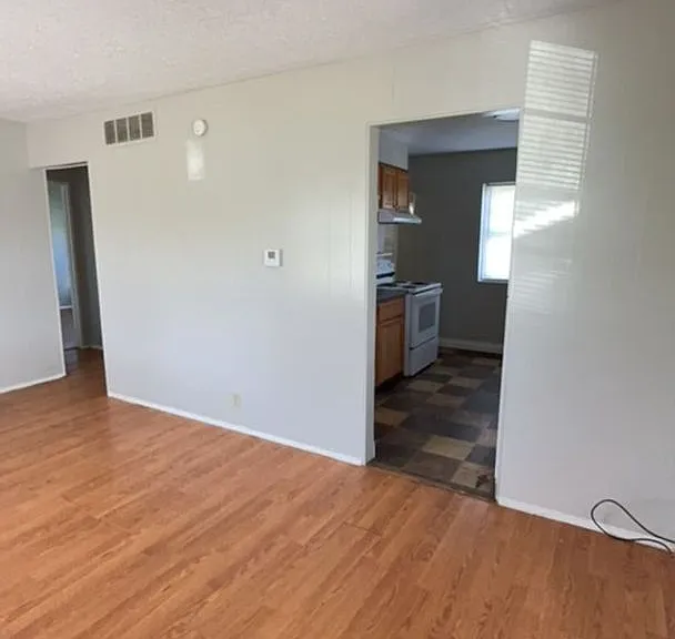 2210 E 19th St — Photo 3