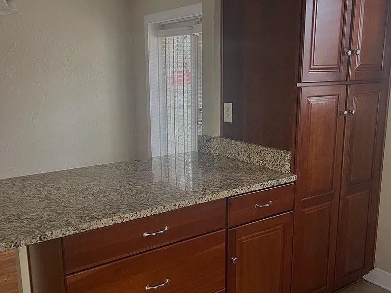 423 W Maxwell St — Photo 4