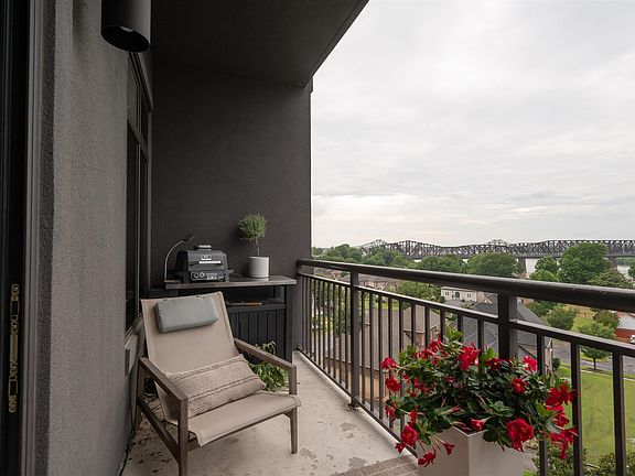 4th image of 717 Riverside Dr #709