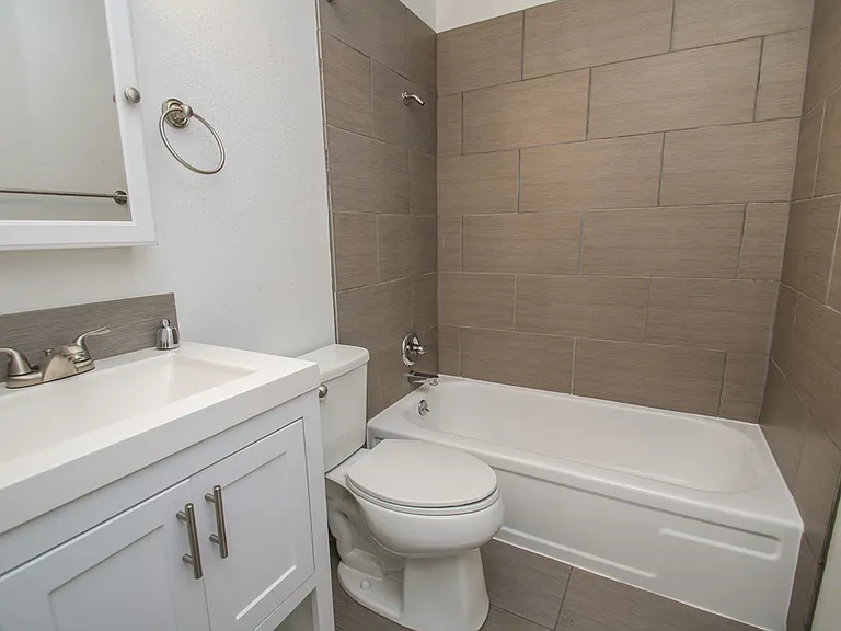 Bathroom Unit 25