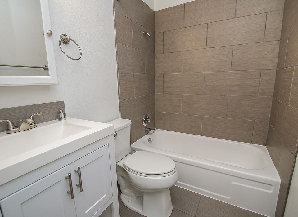 Bathroom Unit 25