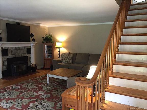 Living Room showing Oak bannister to upper level