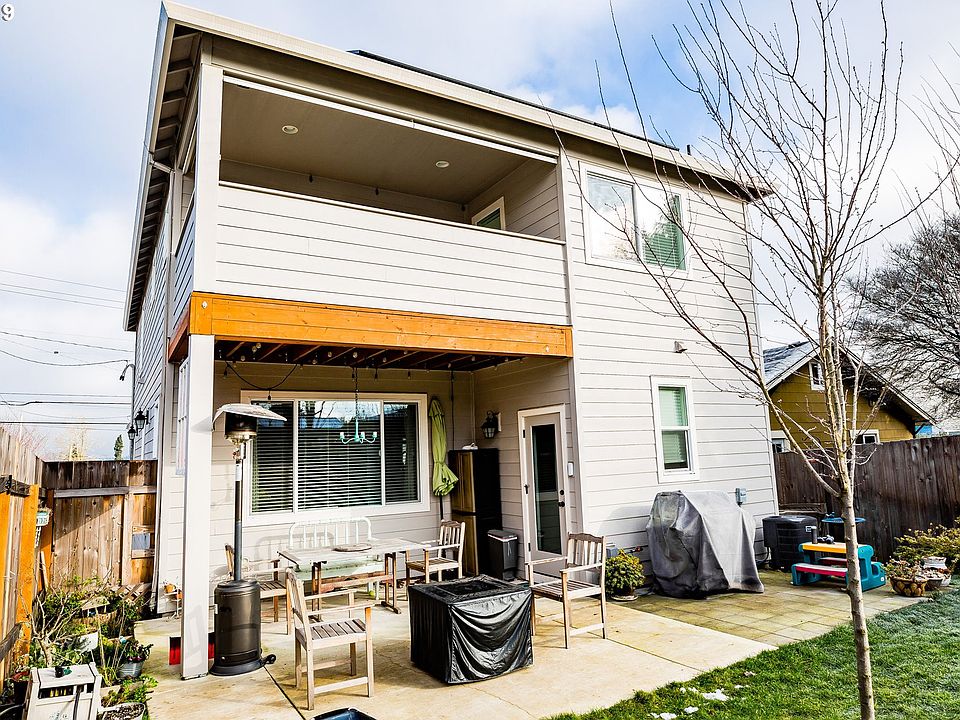 2nd image of 3152 NE Dekum St
