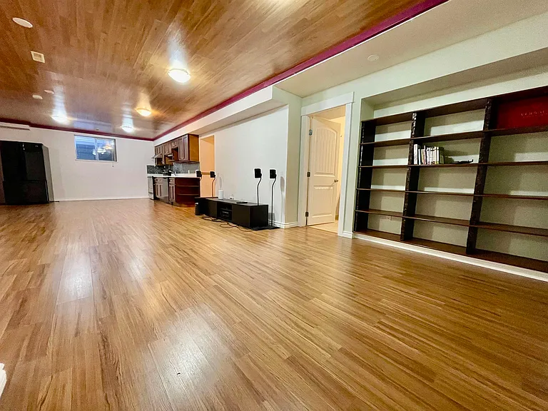 198XX 69a Ave #BASEMENT — Photo 4