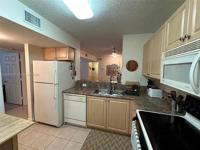 619 E Sheridan St #105 — Photo 6