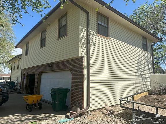 3rd image of 512 Charles Rd
