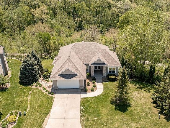 3rd image of 932 Willow Ln