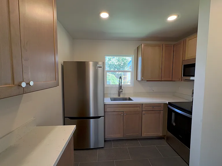 1254 Bond St — Photo 4