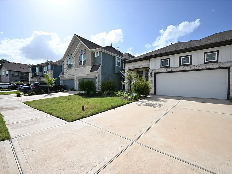 1535 Cathedral Bend Dr — Photo 2
