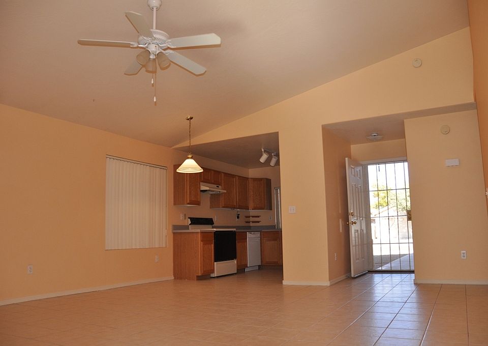 Living Room to FrontKitech