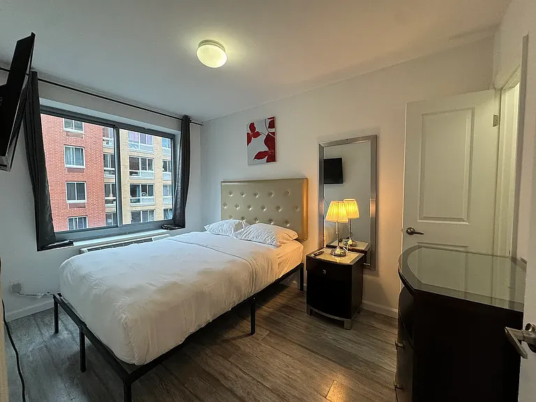 521 W 48th St #2H — Photo 3