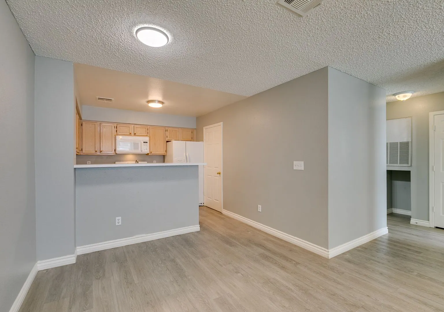Cozy 2 Bedrooms-2 Bathroom Townhome*Close To Area Shopping Centers-Bus Lines* — Photo 3