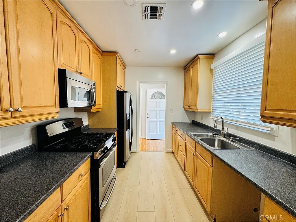4 bed, 2674 sqft, $4,150 — Photo 4