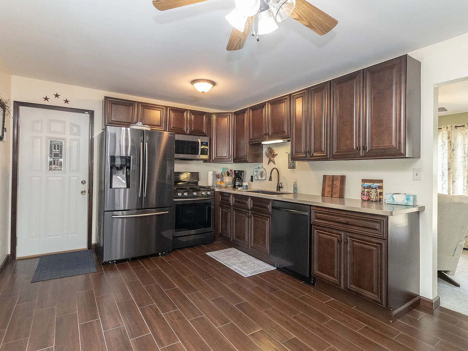 3 bed, 1056 sqft, $1,995 — Photo 4