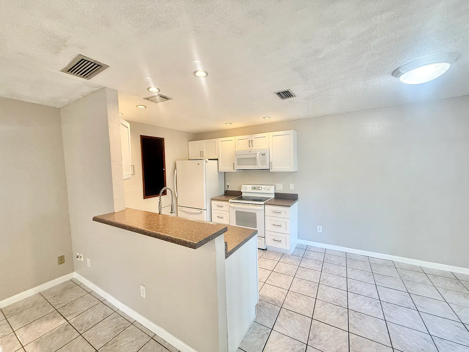 3 bed, 1204 sqft, $1,900 — Photo 2
