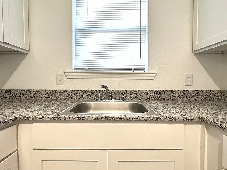 1300 W College St — Photo 18