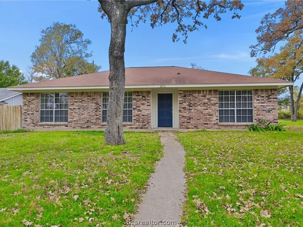 2213 Teton Dr, Bryan, TX 77803