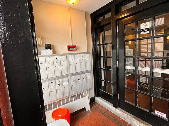 3rd image of 550B Belmont St #33