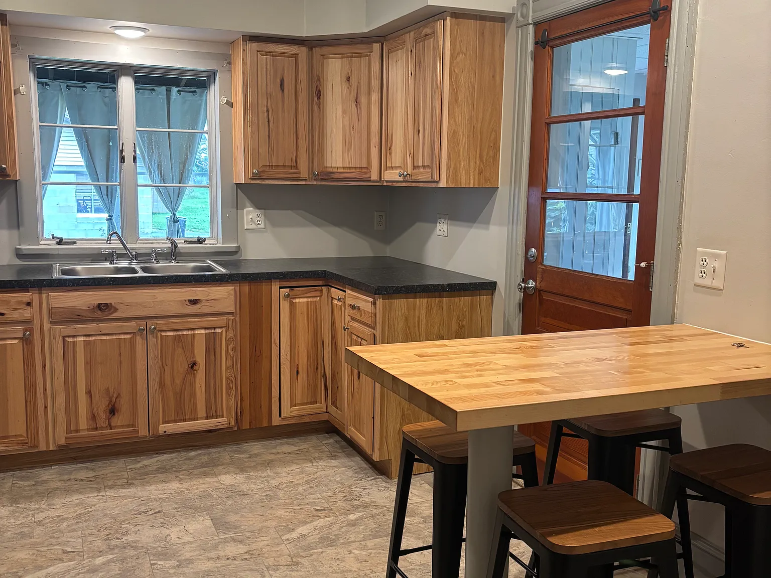 2 bed, 890 sqft, $950 — Photo 2