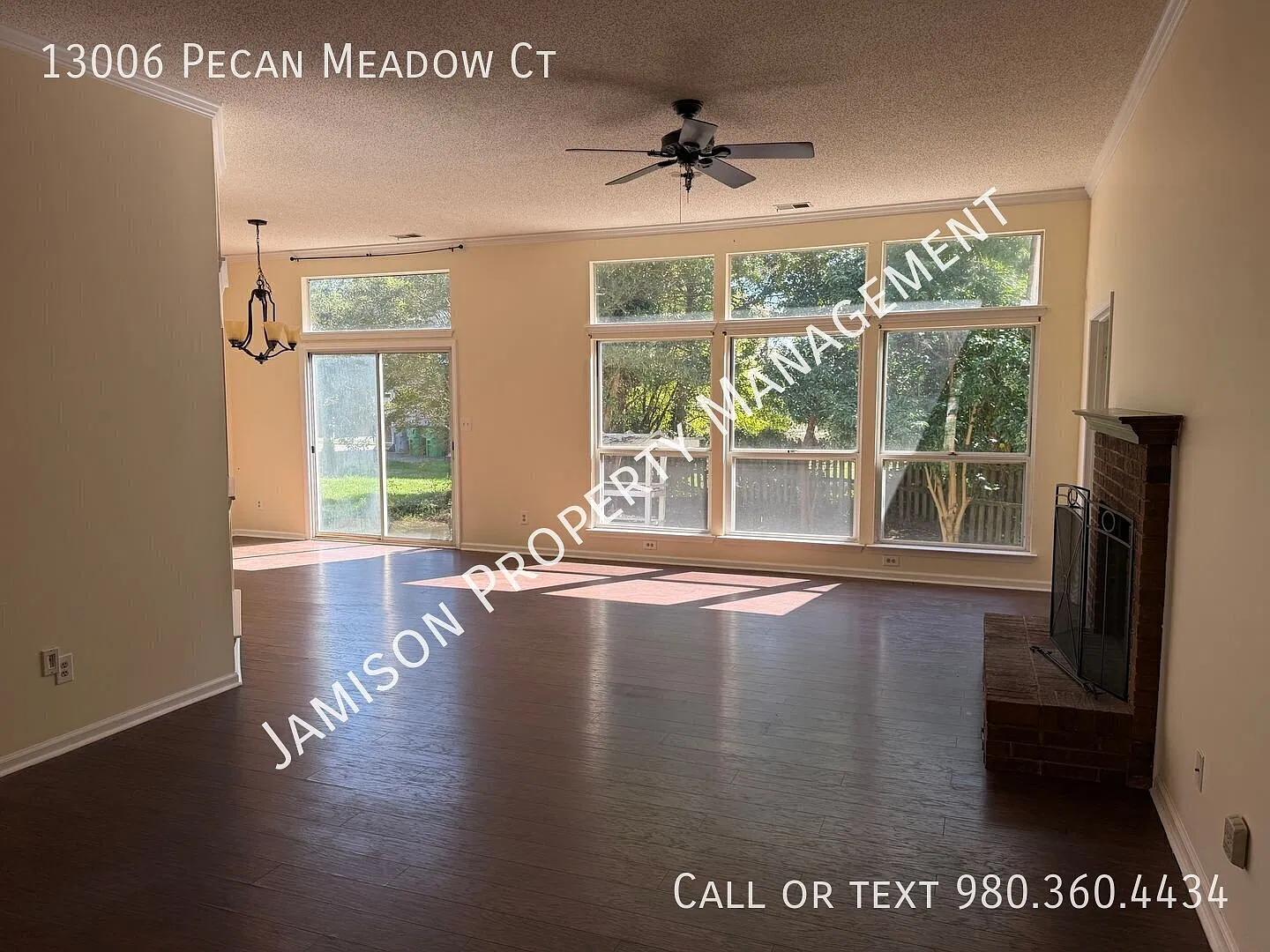 Welcoming 4 Bed 2 Bath Ranch Home in Charlotte! — Photo 2