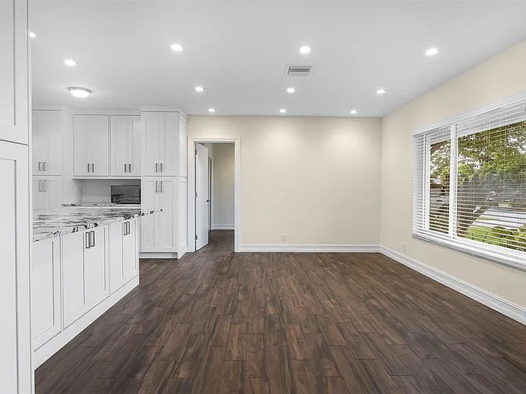 1041 SW 4th St — Photo 13