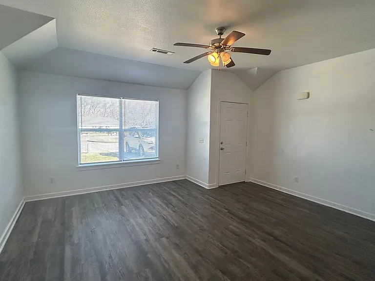 644 Hidden Springs Dr — Photo 3
