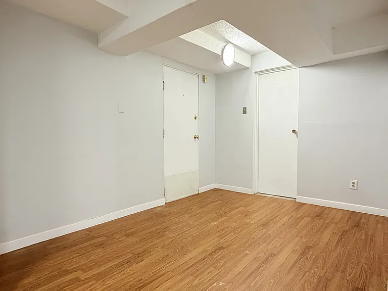 1441 Wyandotte St E #14 — Photo 2