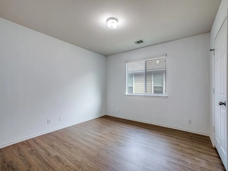 319 Willow Grove Dr — Photo 4
