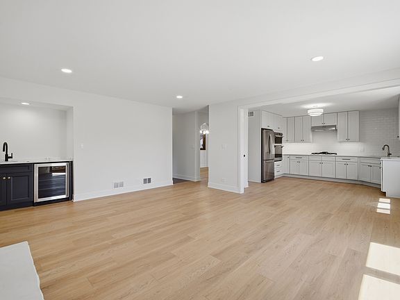 4th image of 28 Windemere Ln