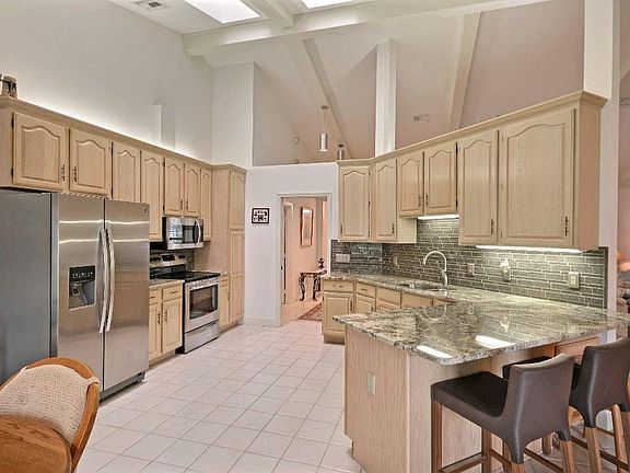 3rd image of 1506 Shorelands Dr E