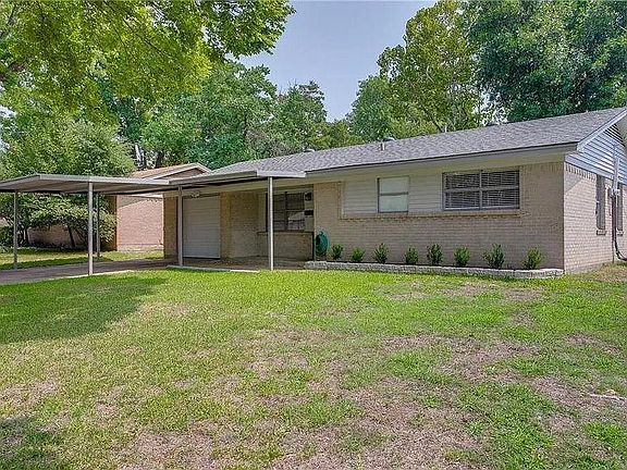 2nd image of 1316 E Park Dr