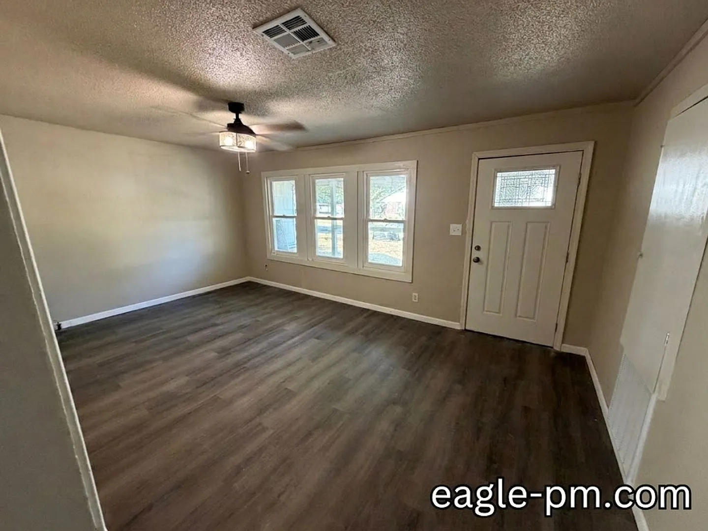 2 Bedroom 1 Bath Home + Office For RENT! — Photo 2